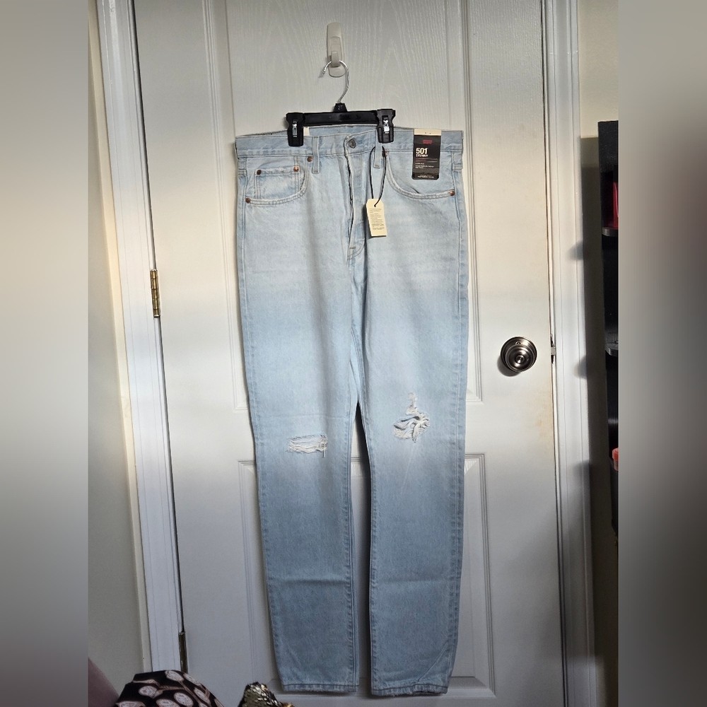 Women's Brand NEW 501 Skinny Levi's Light Blue Ripped Jeans. Size 32x32